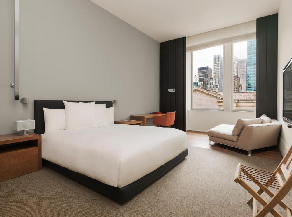 Deluxe King Room with City View interior